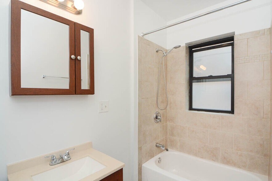 Building Photo - 629 W Cornelia Ave