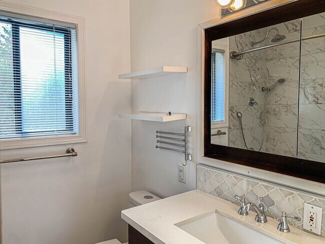 Building Photo - Spacious 4 bedroom house on a quiet North Ballard/Crown Hill  location