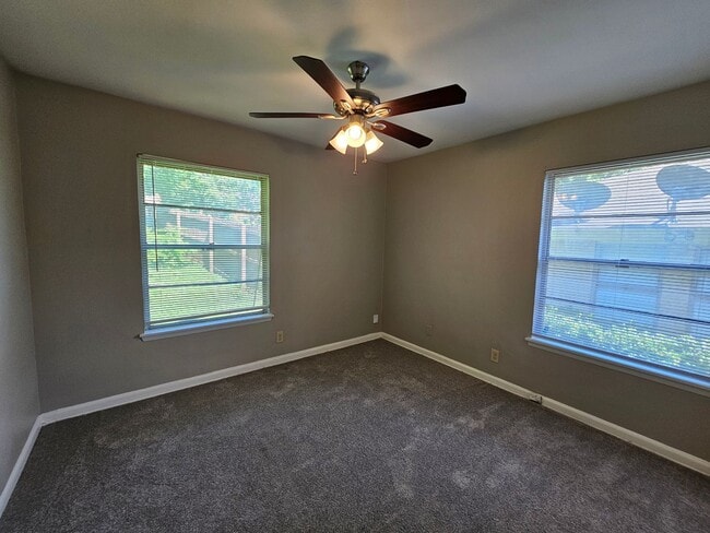 Building Photo - 2bed 1 bath near VA Hospital