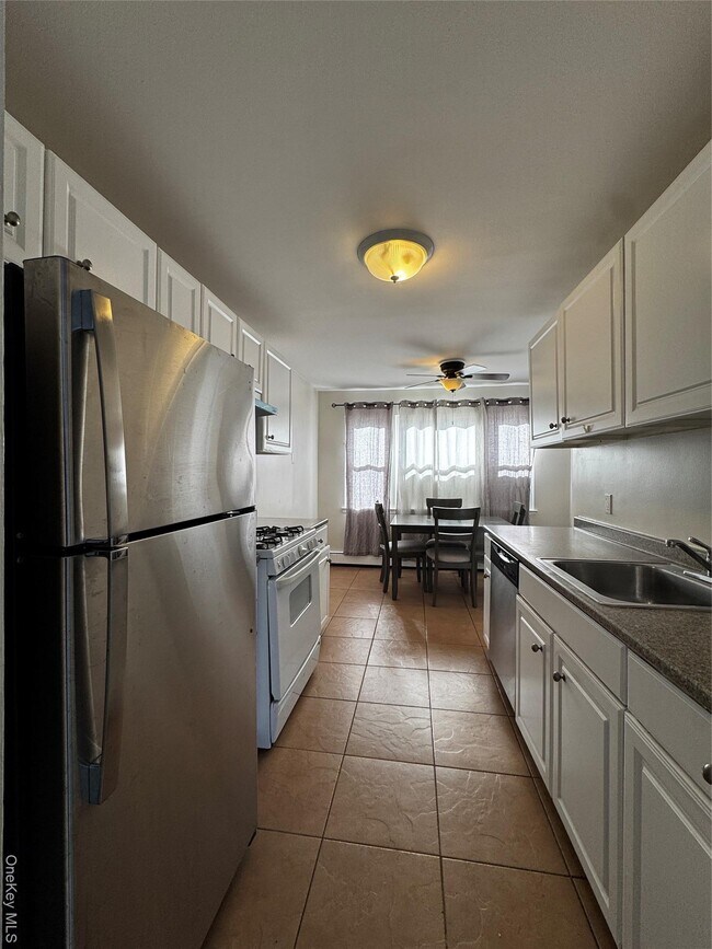 Building Photo - 8 Whitman Ct