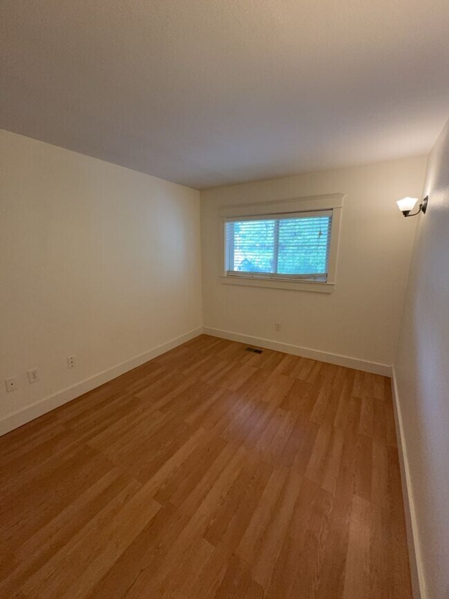 Building Photo - Location! Location! 2bd 1 ba Condo mere bl...