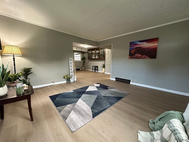 Building Photo - Renovated 2 bed, 1 bath home for rent in W...