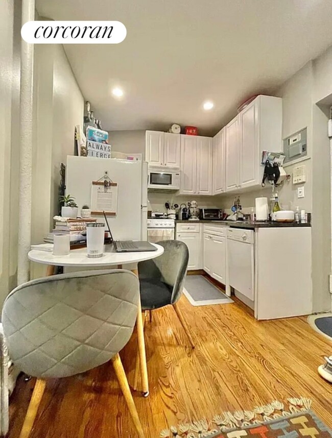 Building Photo - 338 E 65th St