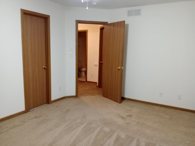 Building Photo - 406 E Liberty Ln