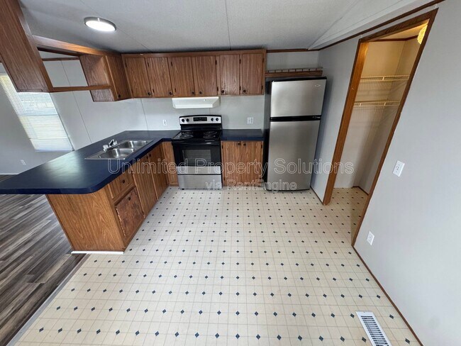 Building Photo - 9499 Wendi Dr NE