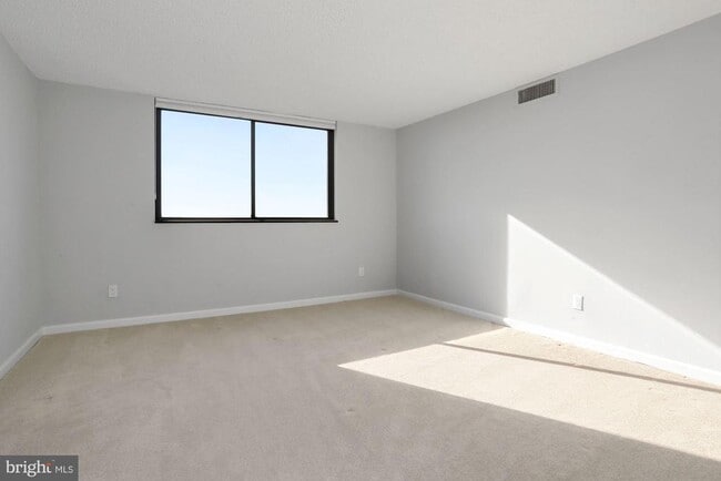 Building Photo - 1101 S Arlington Ridge Rd