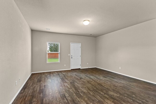 Building Photo - Beautiful home Located in desirable west Fayetteville neighborhood with playground