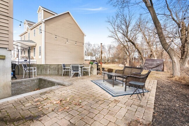 Building Photo - 98 Poplar St