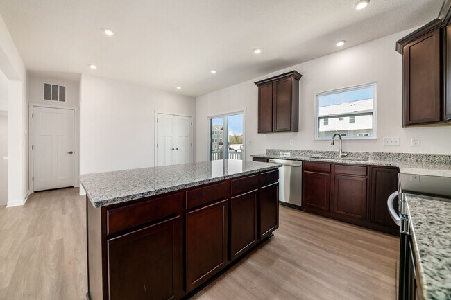 Building Photo - 122 Red Willow Dr