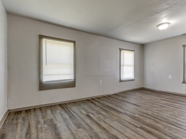 Building Photo - 145 N L Ave