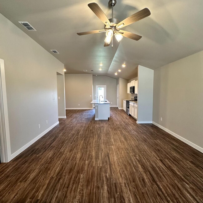 Building Photo - 2059 Kenwood Ave