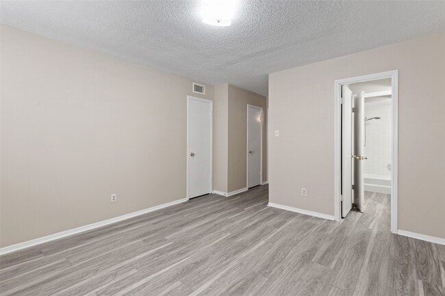 Building Photo - 233 W Tri Oaks Ln