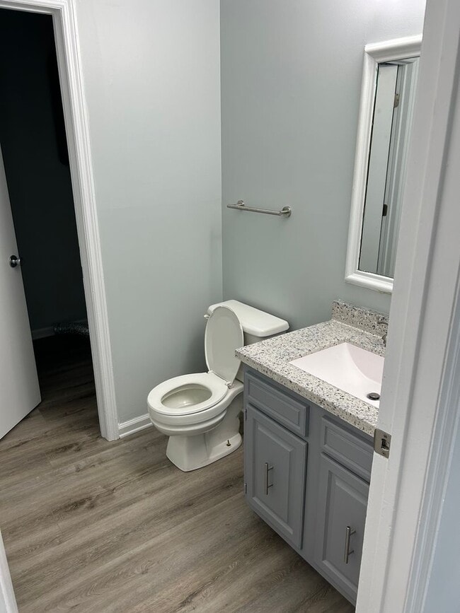 Building Photo - 2 Bedroom 1.5 Bathrooms