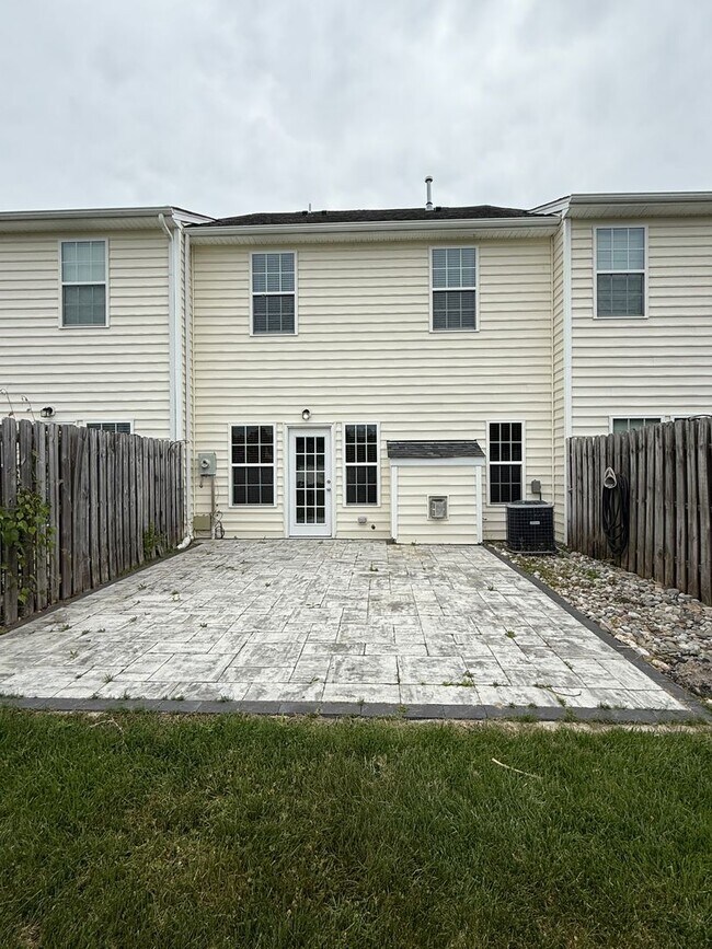 Building Photo - Stylish 3BR Home with Garage, Updated Interiors & Resort-Style Community Amenities Near Yorktown ...