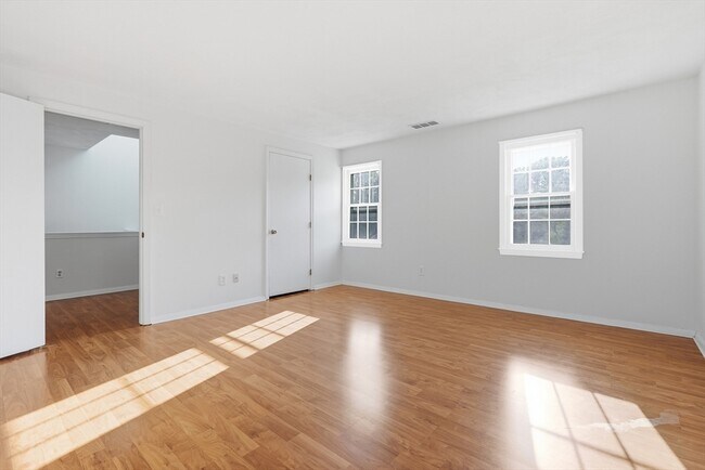 Building Photo - 146 Russet Ln