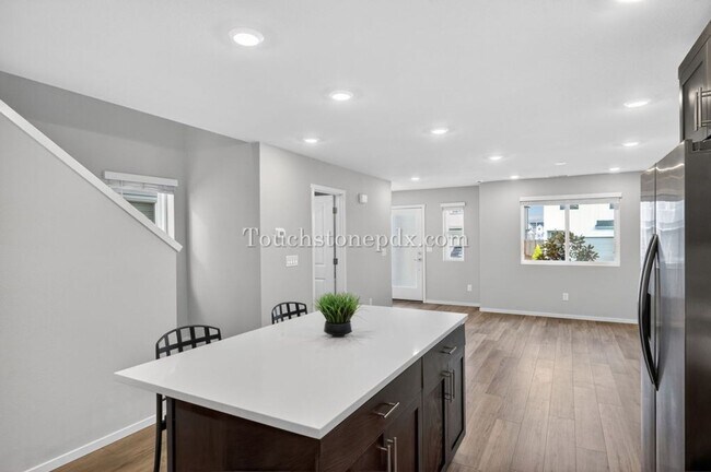 Building Photo - Recently Built Woodburn Townhome Featuring A/C