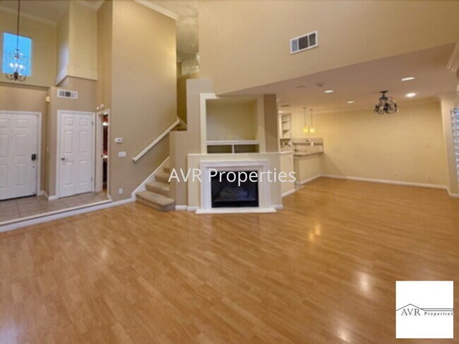 Building Photo - Gorgeous well situated end unit home in San Ramon