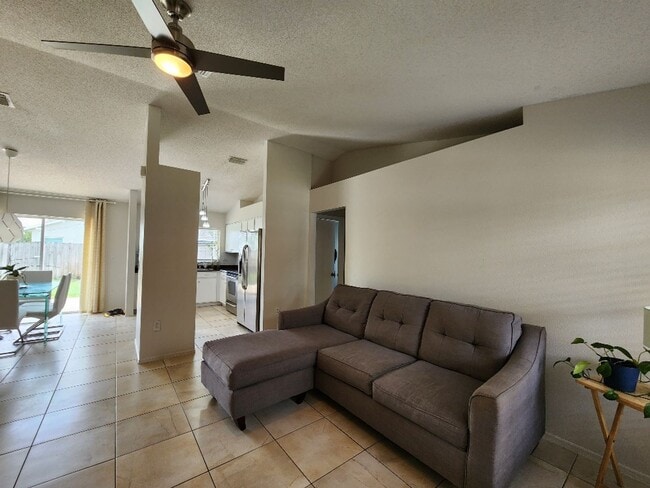 Building Photo - Gorgeous 3-Bedroom, 2-Bathroom in Brandon