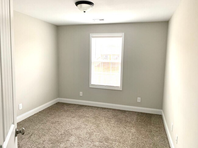 Building Photo - 712 Banister Dr
