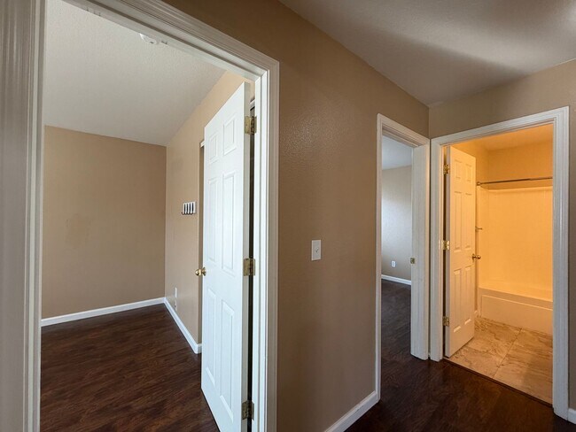 Building Photo - 221 Endeavor Ln