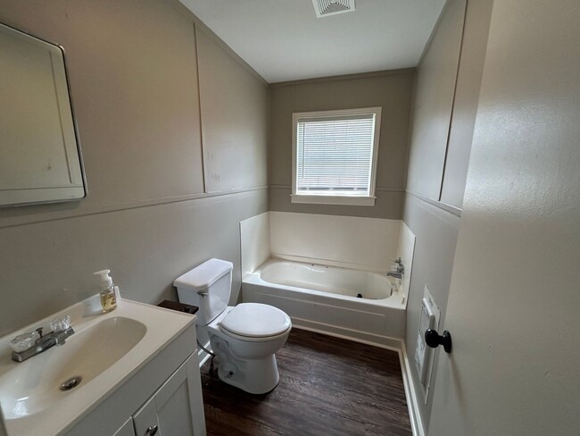 Building Photo - 220 Thomas St