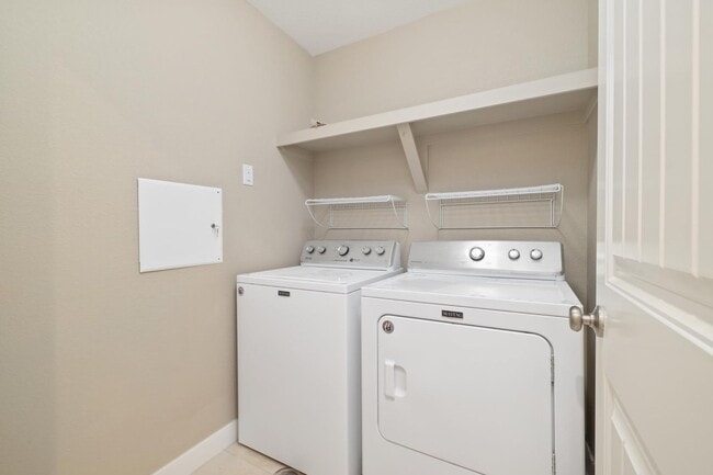 Building Photo - Outstanding Townhome W/ Large 3 Bed- 2.5 Bath and 2-Car Garage!