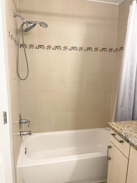 Building Photo - 815 W Boynton Beach Blvd