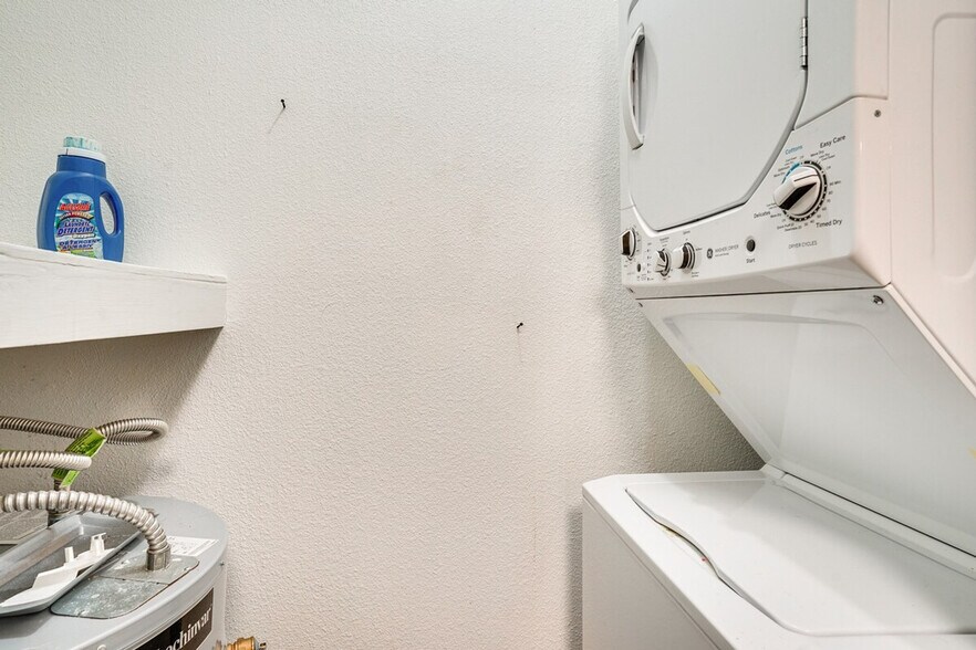 Building Photo - 6648 E Lovers Ln