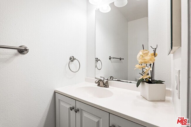 Building Photo - 2242 S Bentley Ave