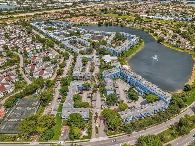 Building Photo - 9367 Fontainebleau Blvd