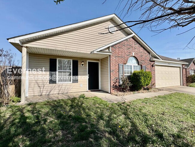 Building Photo - 3 Bed/2 Bath Home with Fenced Yard & Garage / Pet-Friendly / Available Now!