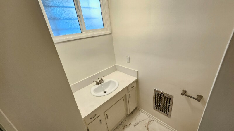 Building Photo - 11032 Moorpark St