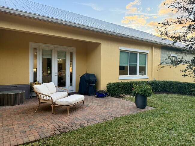 Building Photo - 2025 Bridgepointe Cir