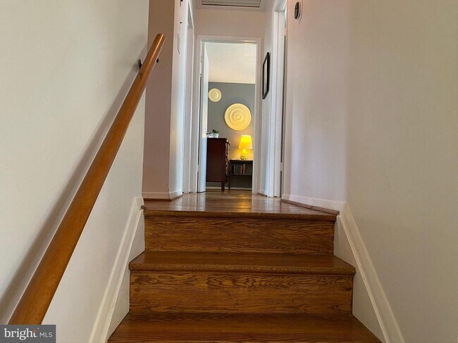 Building Photo - Show stopper