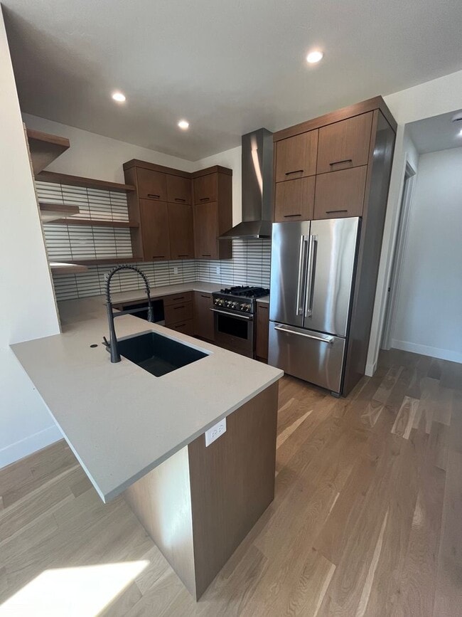Building Photo - Like-New Townhome in the Gorgeous Terrane ...