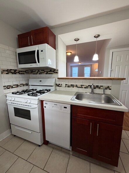 Building Photo - 2015 Fernon St