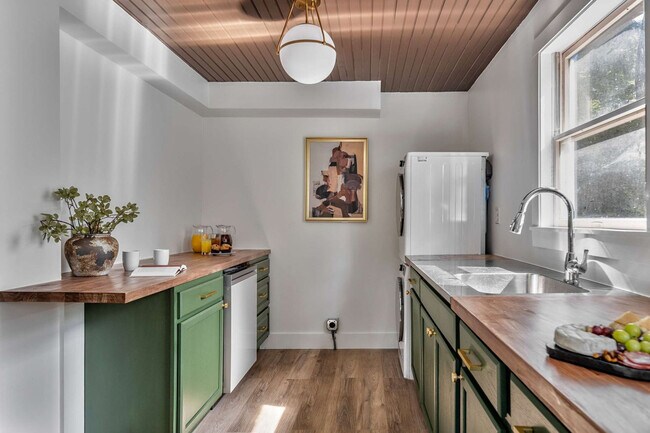 Building Photo - 52 Church St