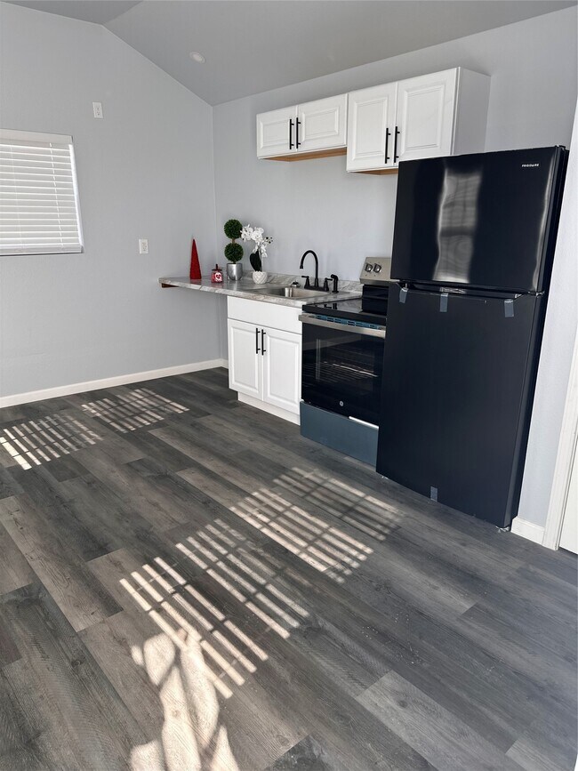 Building Photo - 3306 E County Rd 172