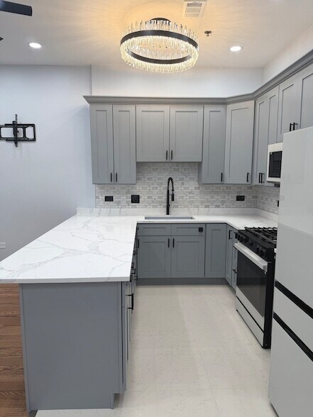 Building Photo - 2915 N Clybourn Ave