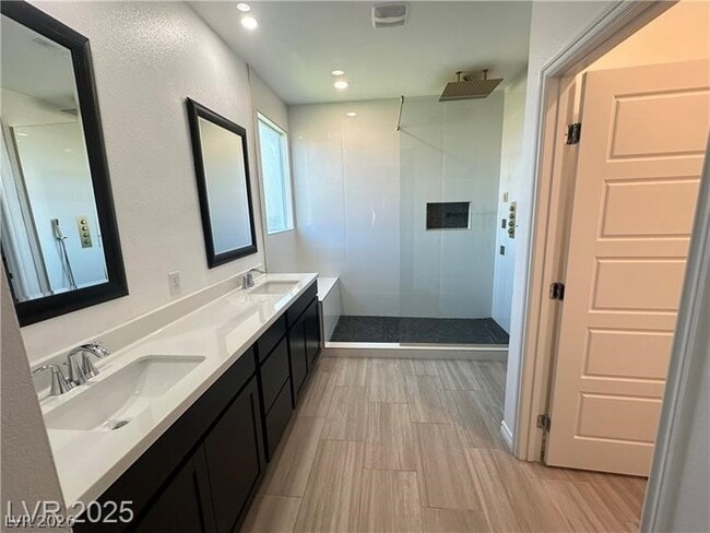 Building Photo - 9565 Camelback Crk Dr