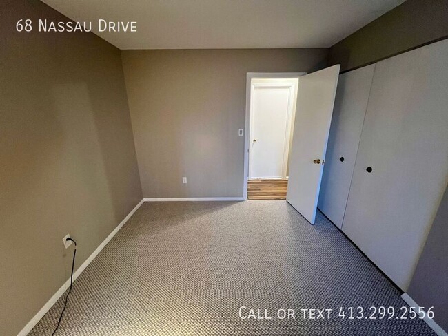 Building Photo - First Floor, 3 BR Condo in the Private Qua...