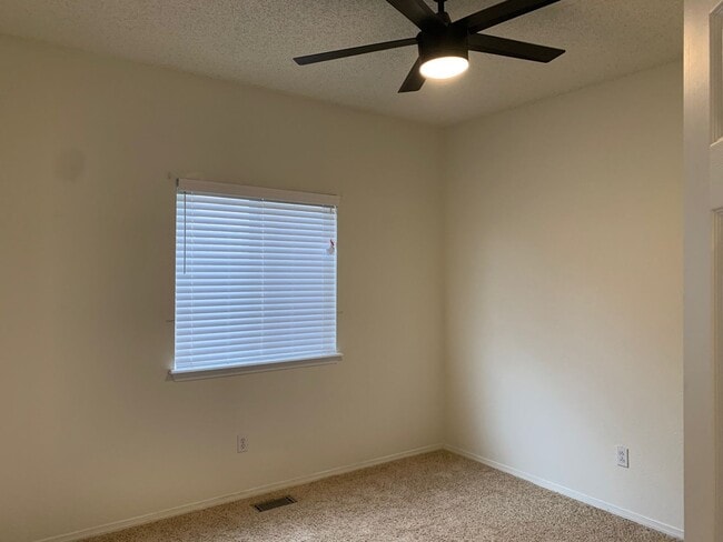 Building Photo - *STUNNING* 3 BEDROOM IN STETSON HILLS