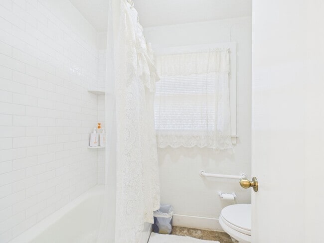 Building Photo - Quiet home in the central part of town