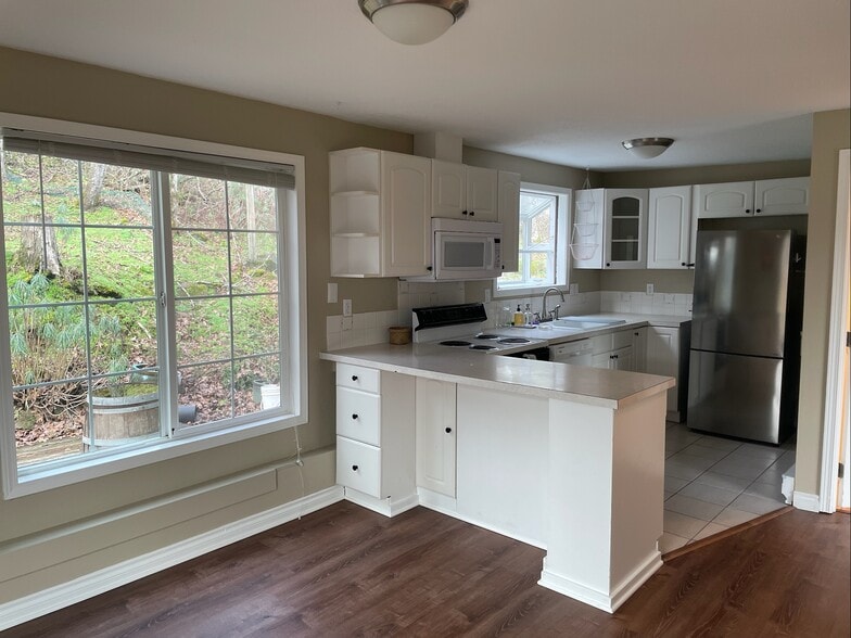 Kitchen and Dining area - 4360 Imperial Dr