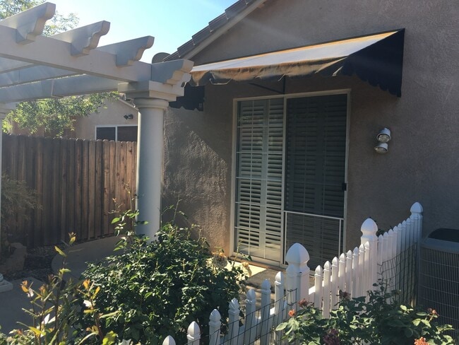 Building Photo - GORGEOUS CLOVIS UNIFIED 4 BEDROOM HOME!