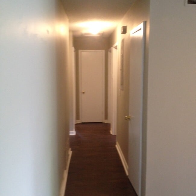Building Photo - **AVAILABLE NOW**3 Bedroom / 1 Bathroom Ho...
