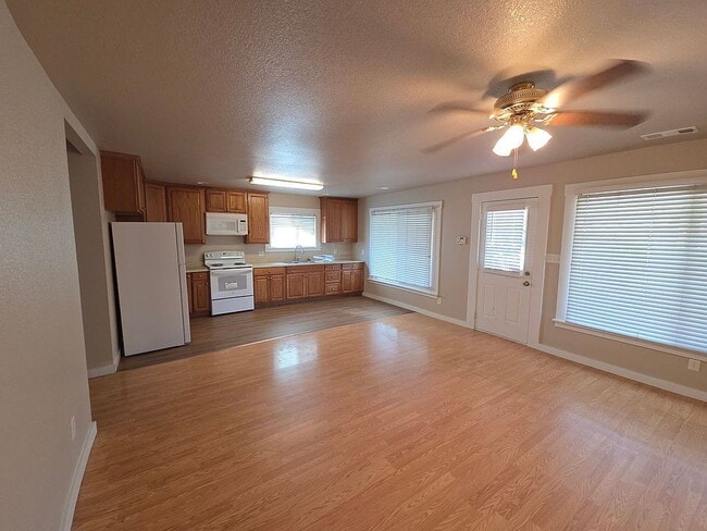 Building Photo - Charming 2 bedroom 1 bathroom home