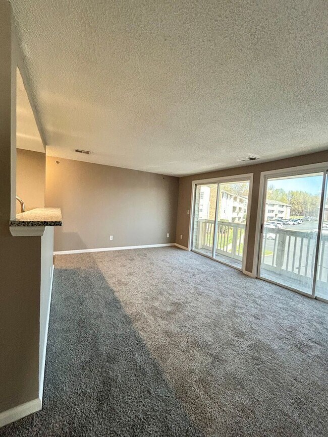 Building Photo - University Spacious 3rd floor Condo