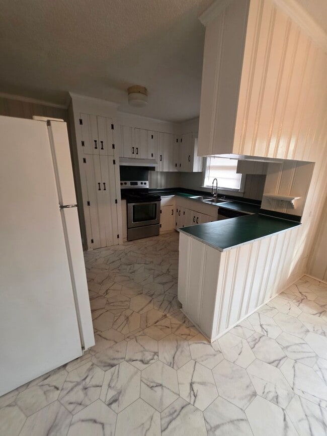 Building Photo - 107 Creek Dr