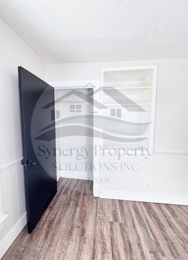 Building Photo - Crestline Home Available Now